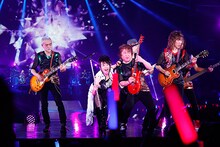 水樹奈々とCherry Boys。（Photo by hajime kamiiisaka）