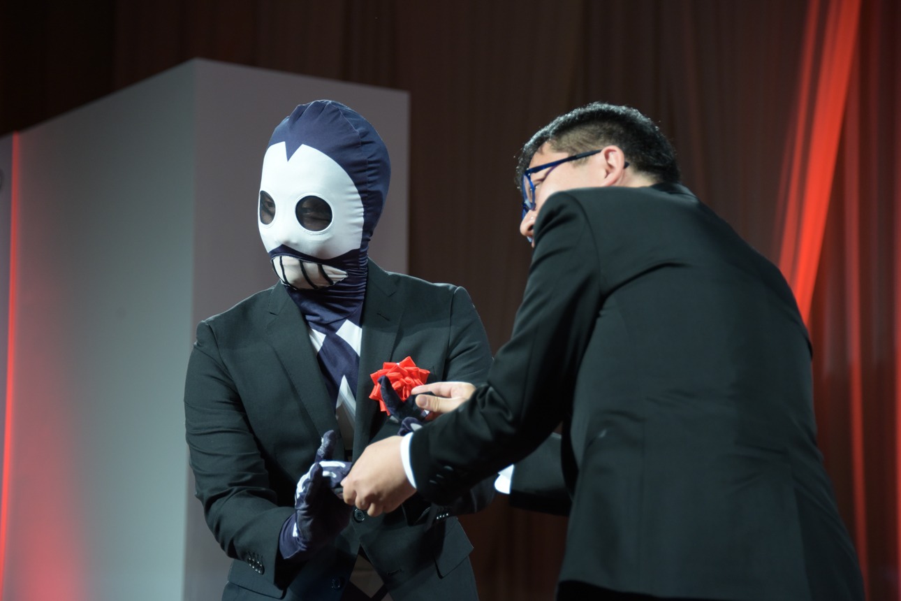モノリスを受け取るKOBAMETAL。