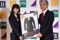 縄跳び対決に勝利した齋藤飛鳥（左）。