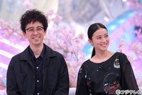 左から滝藤賢一、武井咲。 (c)フジテレビ