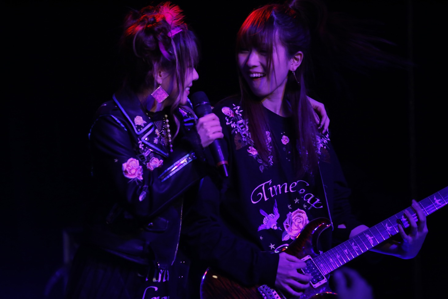 田中れいな（Vo）と宮澤茉凜（G）。（写真提供：アップフロントグループ）