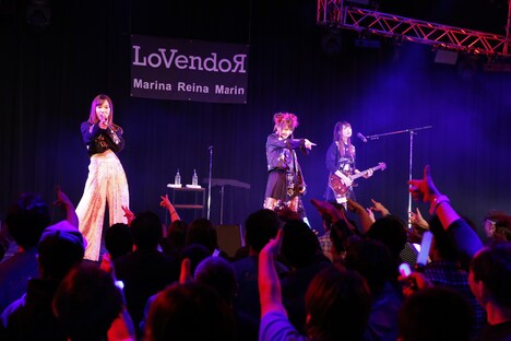 LoVendoЯのライブの様子。（写真提供：アップフロントグループ）