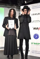 東海ブロック賞を受賞した鳴ル銅鑼の三輪和也（左 / 唄・六弦）、カバ（右 / 六弦）。