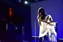 授賞式後のAimerのライブパフォーマンスの様子。