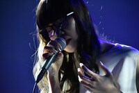 授賞式後のAimerのライブパフォーマンスの様子。