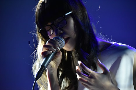 授賞式後のAimerのライブパフォーマンスの様子。