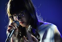 授賞式後のAimerのライブパフォーマンスの様子。