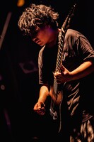 Shinya（G）（Photo by TAKASHI KONUMA）