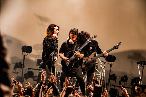 左からRyo（Vo）、Shinya（G）、Yudai（G）。（Photo by TAKASHI KONUMA）