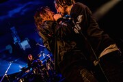 向かい合って歌唱するRyo（Vo）とJESSE（RIZE、The BONEZ）。（Photo by TAKASHI KONUMA）