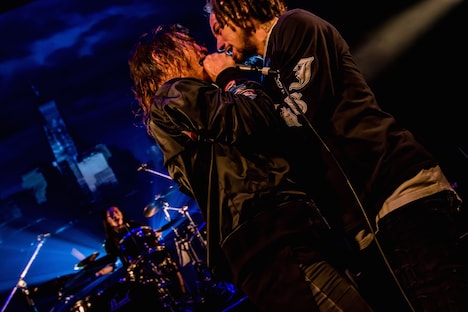 向かい合って歌唱するRyo（Vo）とJESSE（RIZE、The BONEZ）。（Photo by TAKASHI KONUMA）