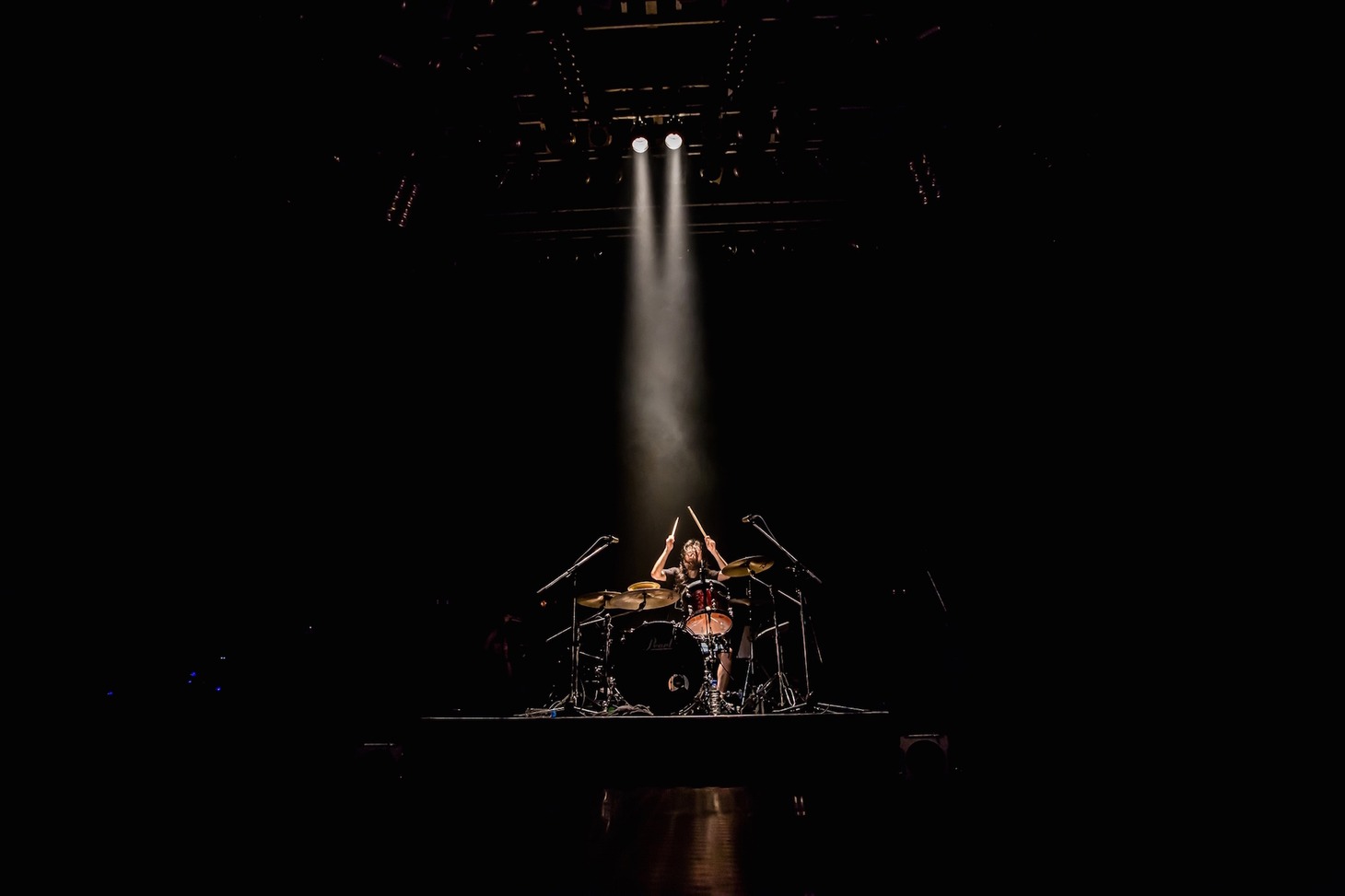 Gaku（Dr）によるドラムソロの様子。（Photo by TAKASHI KONUMA）