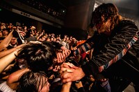 オーディエンスに支えられるRyo（Vo）。（Photo by TAKASHI KONUMA）