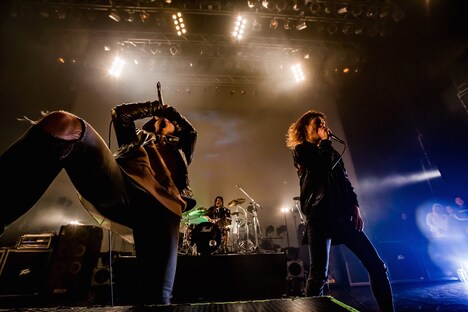 Kenta Koie（Crossfaith）とのコラボの様子。（Photo by TAKASHI KONUMA）