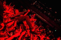 フロアへダイブするYudai（G）。（Photo by TAKASHI KONUMA）