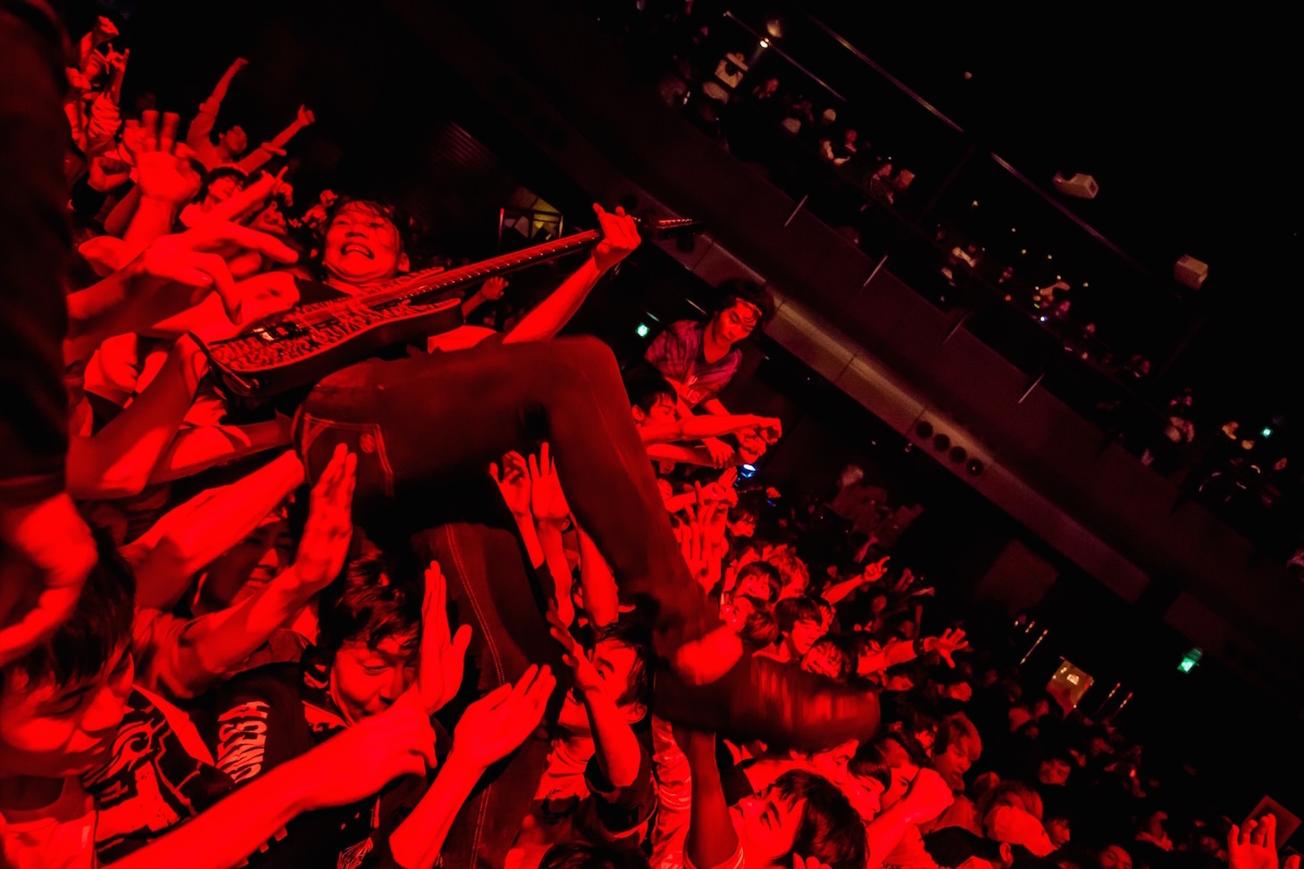 フロアへダイブするYudai（G）。（Photo by TAKASHI KONUMA）