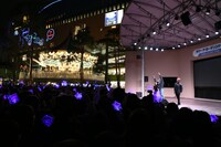 「New Album『INVISIBLE』発売記念フリーライブ」の様子。（提供：ポニーキャニオン）