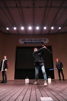 「New Album『INVISIBLE』発売記念フリーライブ」の様子。（提供：ポニーキャニオン）