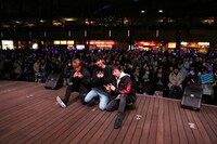 「New Album『INVISIBLE』発売記念フリーライブ」の様子。（提供：ポニーキャニオン）