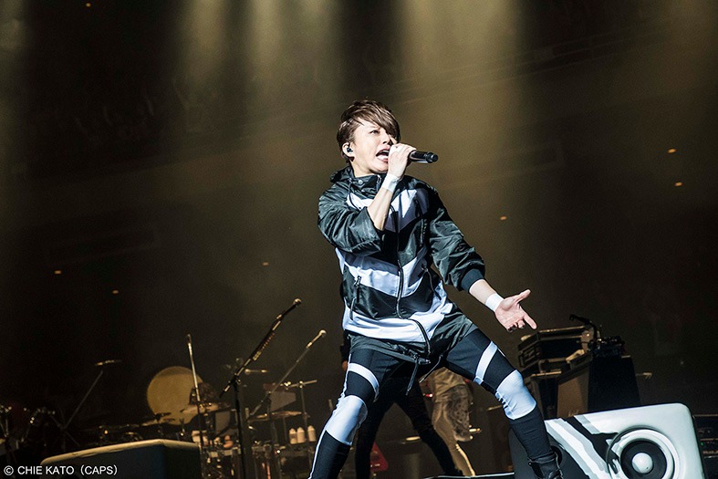 「T.M.R. LIVE REVOLUTION'16-'17 -Route 20-」日本武道館公演の様子。