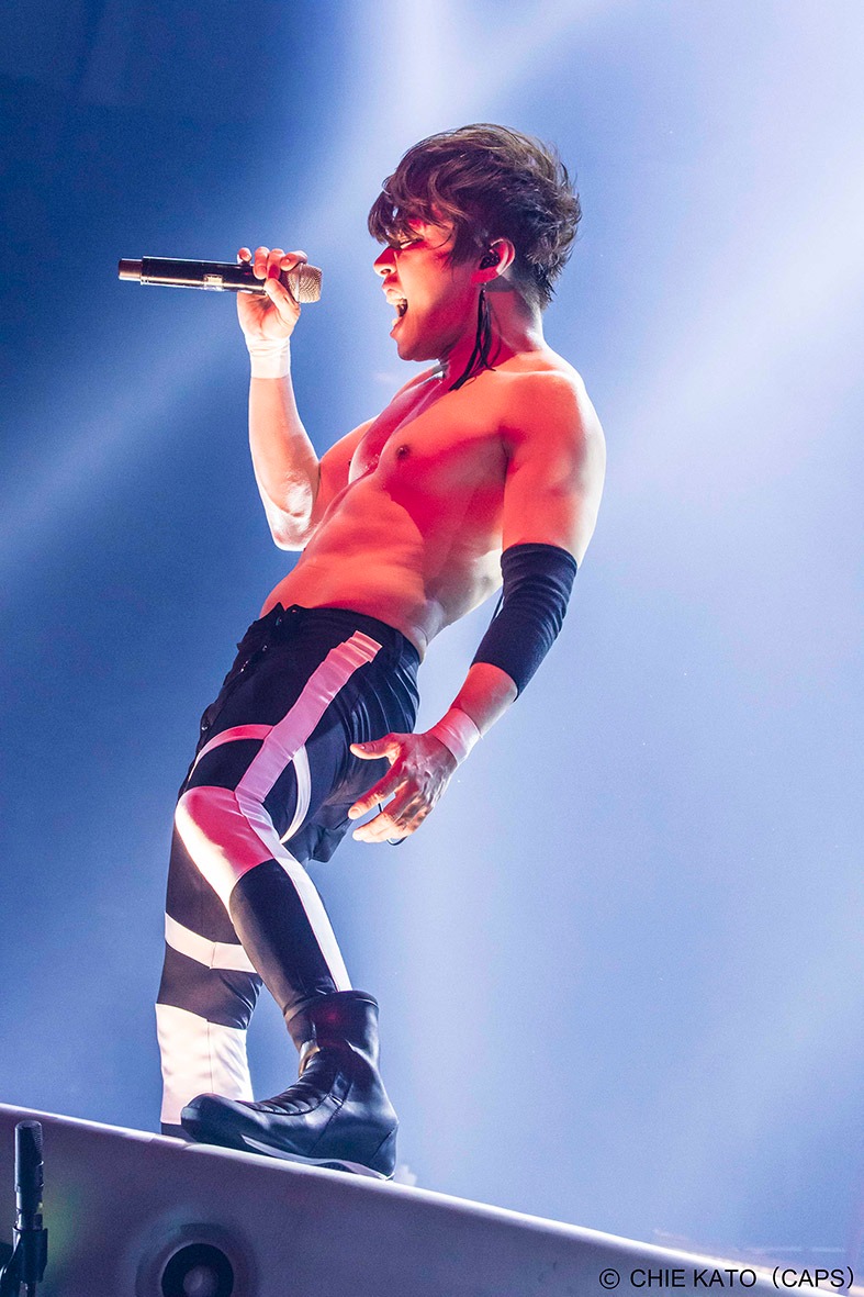 「T.M.R. LIVE REVOLUTION'16-'17 -Route 20-」日本武道館公演の様子。