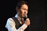 司会進行と地獄大麻婆の声を担当した街角マチオ（ザ・プーチンズ）。