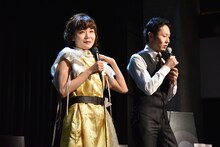 吉澤嘉代子（左）とMCの街角マチオ（右）。