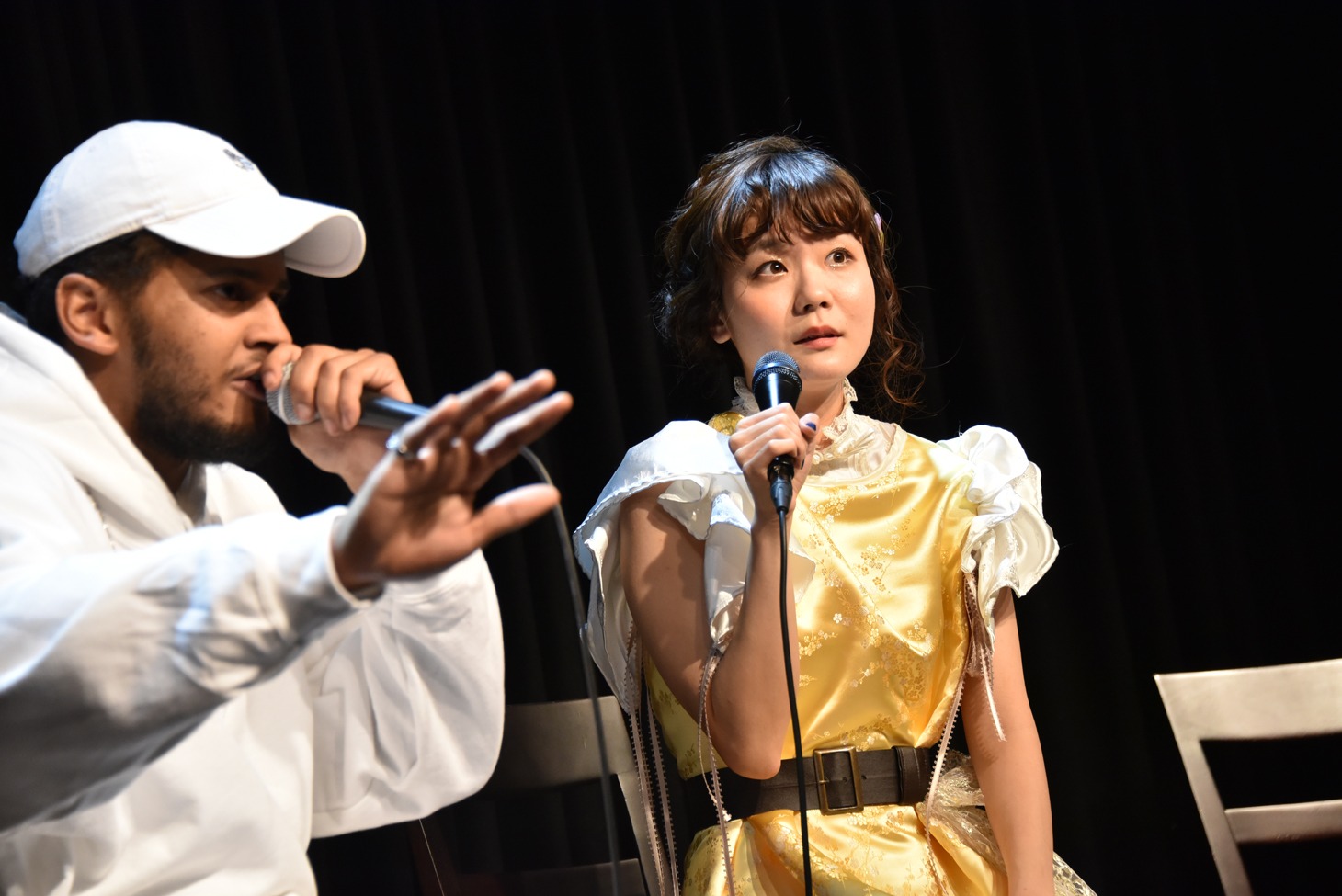 ACE（左）のラップスキルに驚き目を丸くする吉澤嘉代子（右）。