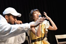 観客とコール＆レスポンスするACE（左）と吉澤嘉代子（右）。