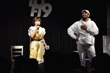 突然寸劇を始める吉澤嘉代子（左）とACE（右）。