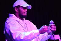 「地獄タクシー」でタクシー運転手を演じながらセリフとラップを披露したACE。