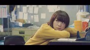 秋元真夏の“個人PV”のワンシーン。