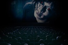 GACKT「シアター☆ライブ『GACKT JAPAN TOUR 2016 LAST VISUALIVE 最期ノ月 -LAST MOON-』」の様子。（Photo by ATZSHI HIRATZKA）