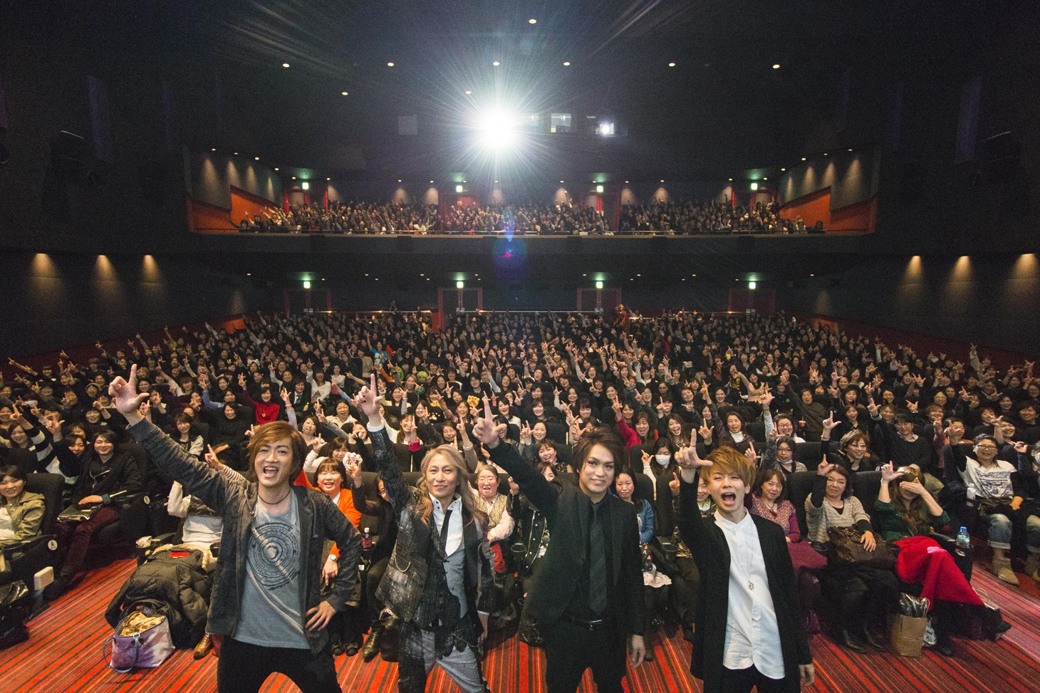 GACKT JOBとファン。（Photo by ATZSHI HIRATZKA）