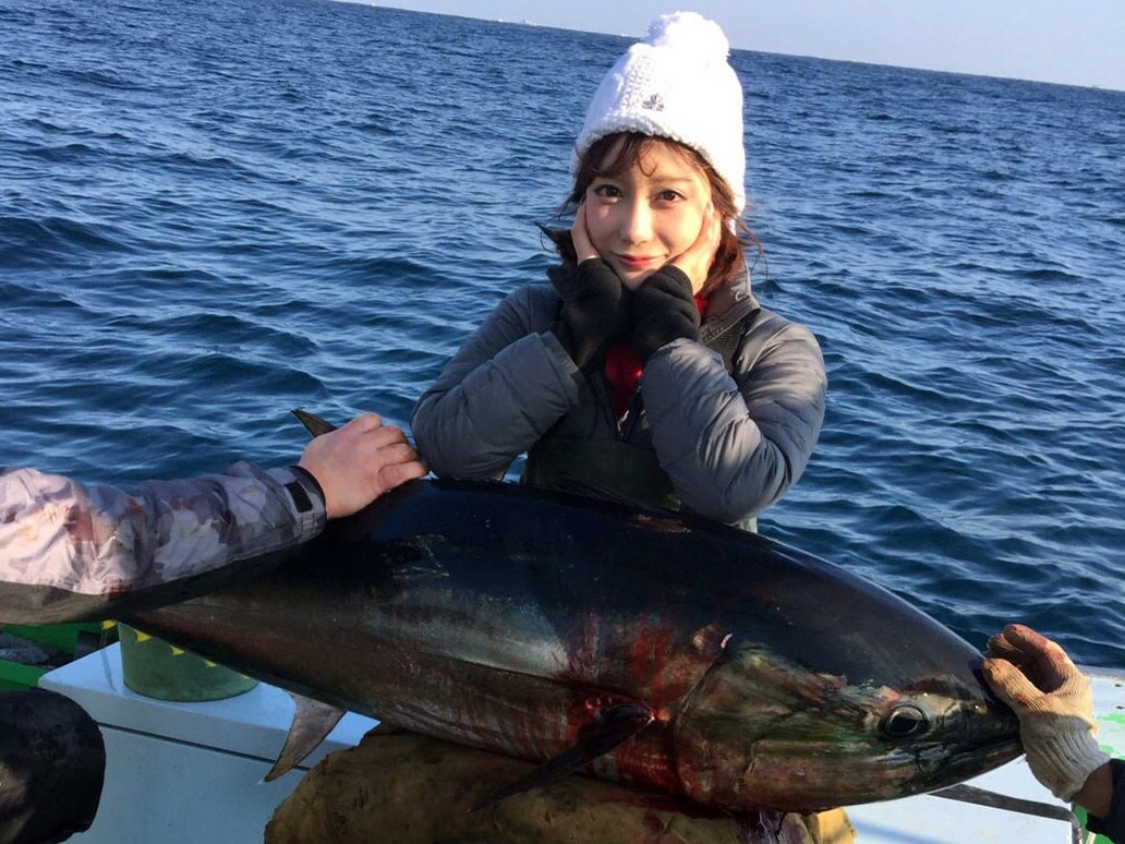 マスカッツのポンコツリーダー明日花キララ、ツアー成功祈願で玄界灘へ