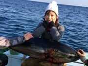 マグロを抱いた明日花キララ。(c)EBISU★MUSCATS PROJECT