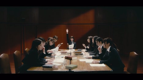 乃木坂46「風船は生きている」ミュージックビデオのワンシーン。