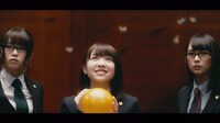 乃木坂46「風船は生きている」ミュージックビデオのワンシーン。