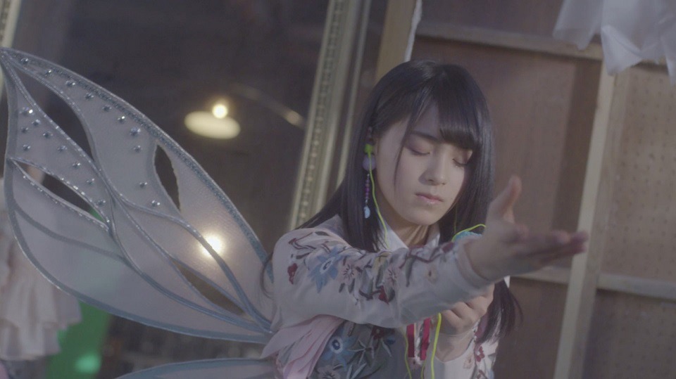 乃木坂46「三番目の風」ミュージックビデオのワンシーン。