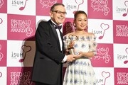 アレクサンダー・アブラモフ代表理事と西野カナ。