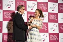 アレクサンダー・アブラモフ代表理事と西野カナ。