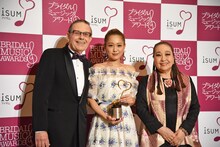 アレクサンダー・アブラモフ代表理事、西野カナ、湯川れい子。