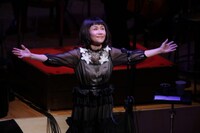 大貫妙子「TAEKO ONUKI symphonic concert 2016」のワンシーン。