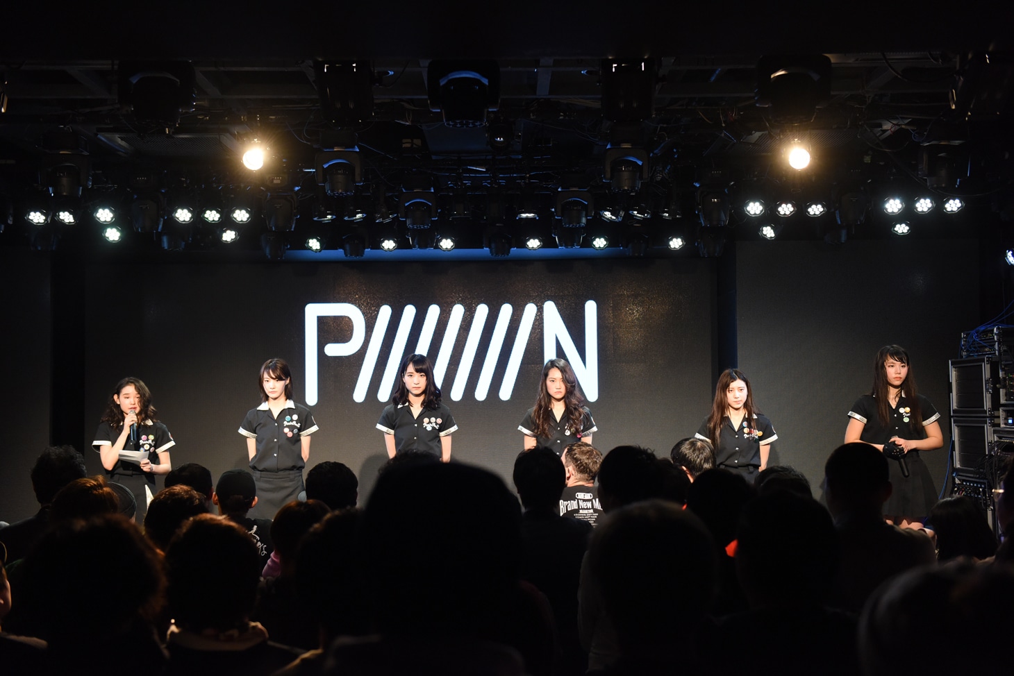 PiiiiiiiNによる解散発表の様子。