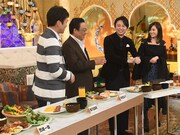 バイキング料理を実食する前田敦子(右)。(c)TBS