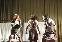 翔子（中央）の悩みを聞く、ゆたこ（左）とたる美（右）。