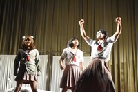 ゴールデンボンバーによる寸劇の様子。