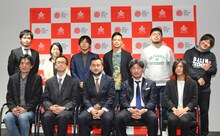 「第20回文化庁メディア芸術祭」記者発表会の様子。右上が岡崎体育、右下が寿司くん。