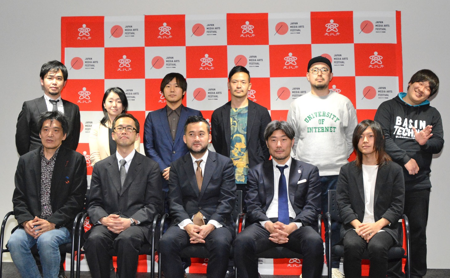 「第20回文化庁メディア芸術祭」記者発表会の様子。右上が岡崎体育、右下が寿司くん。