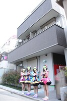 MASKED阿佐ヶ谷の前に立つ仮面女子メンバー。